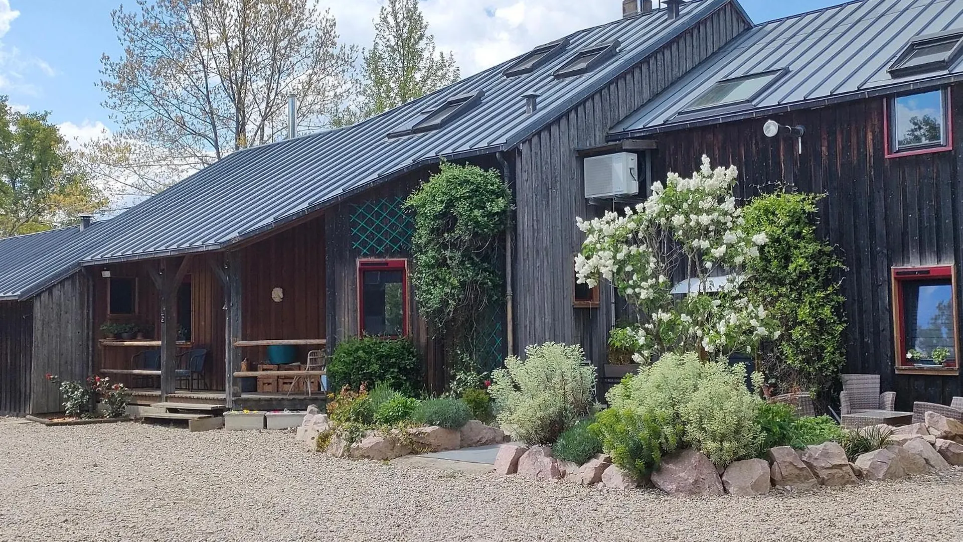 Pisseloup Apartment Gouise Homestay